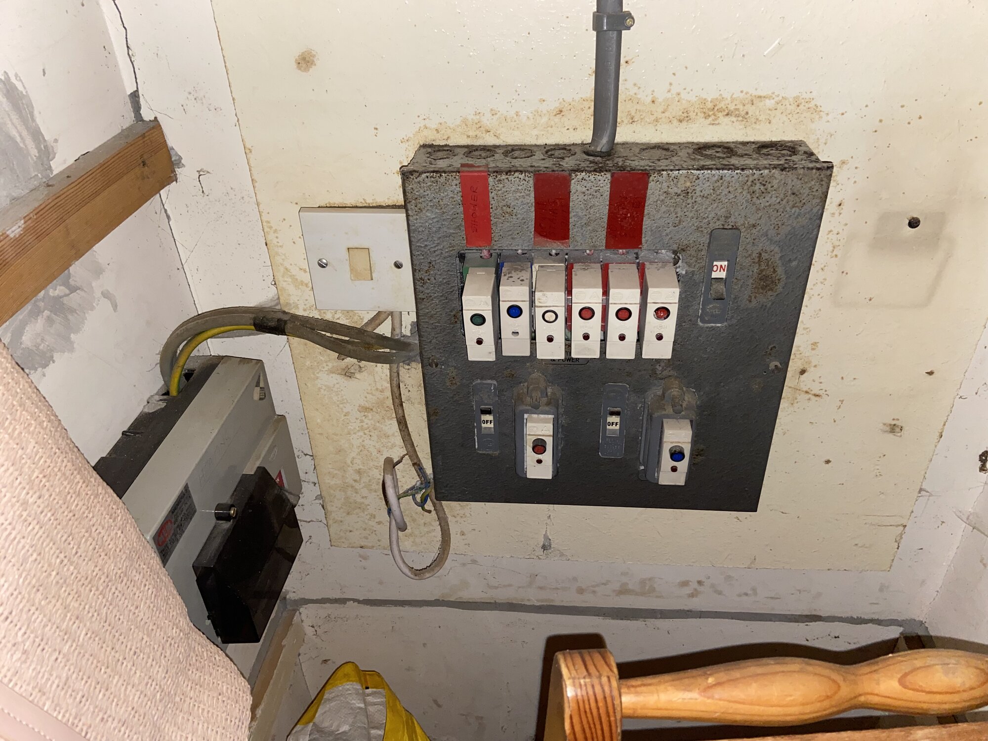 [ElectriciansForums.net] What ratings are these circuit breakers?