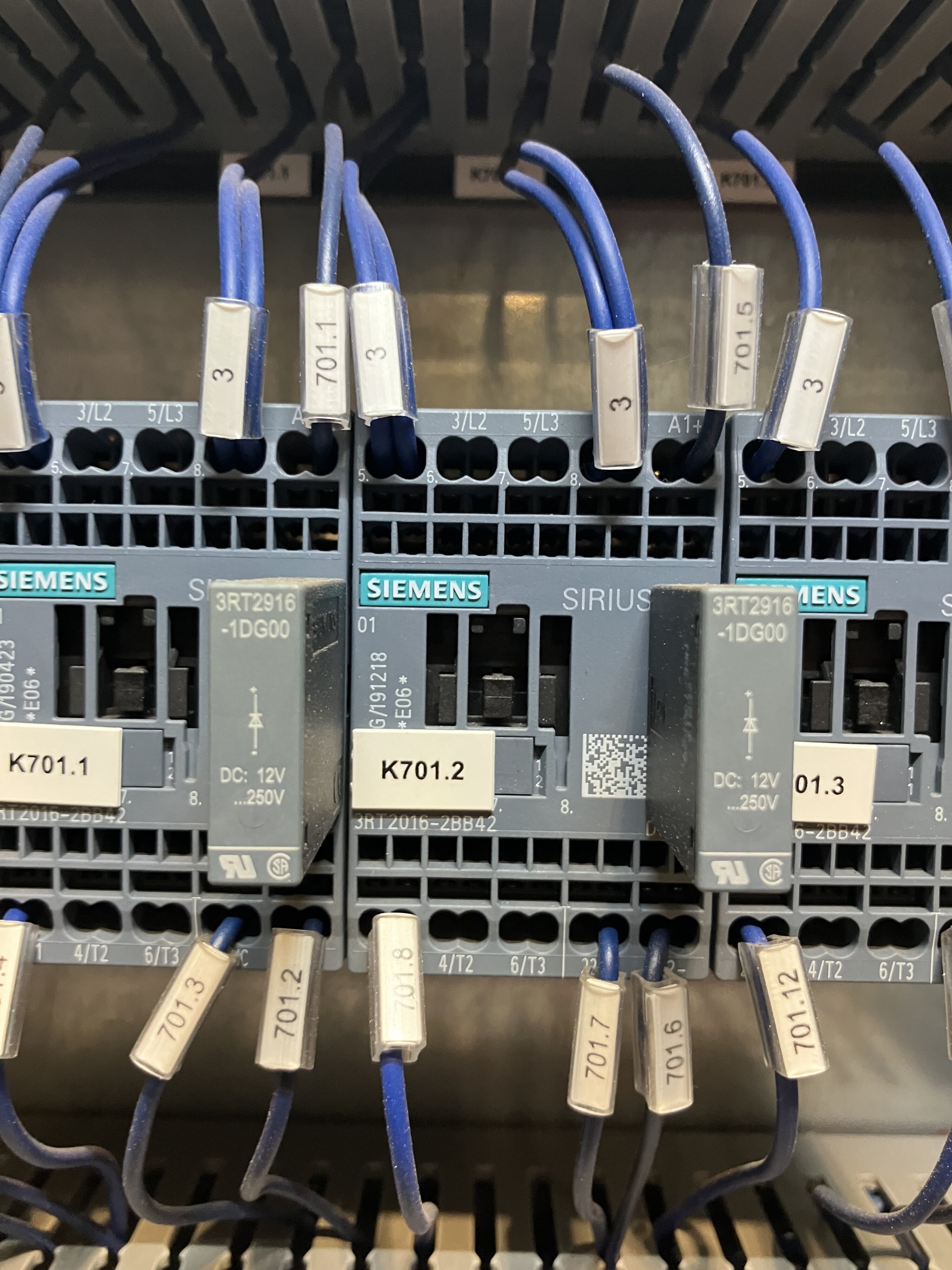 [ElectriciansForums.net] Using a proving unit to check for dead before removing this contactor. What do I probe on to ? Can someone please describe the tests i.e L1 -Earth.