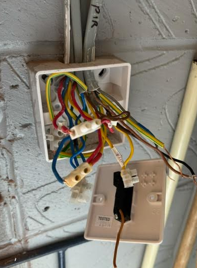 [ElectriciansForums.net] Dodgy trade pictures for your amusement! - 1 Million Views!