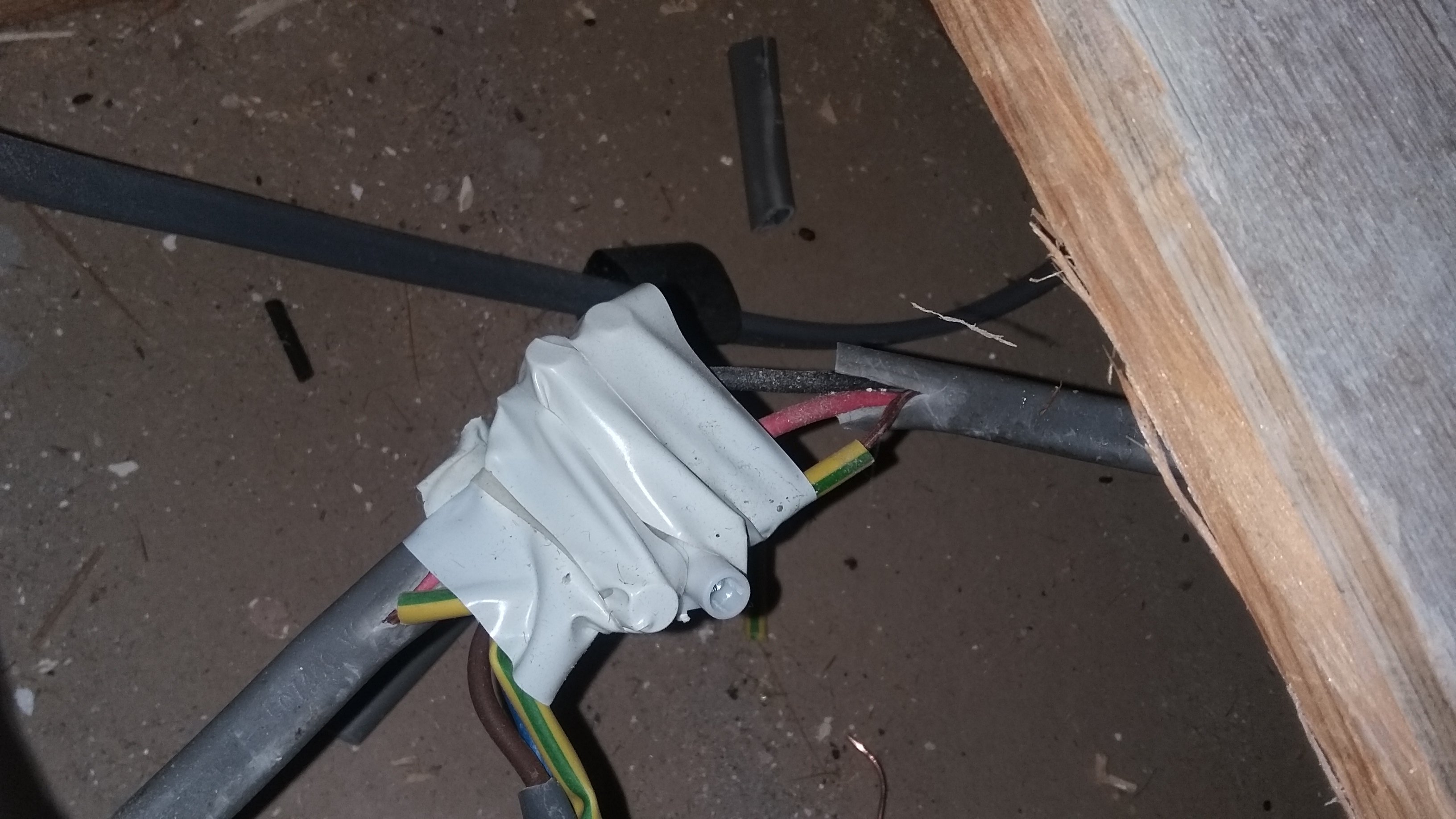 [ElectriciansForums.net] Has this consumer unit been installed correctly?