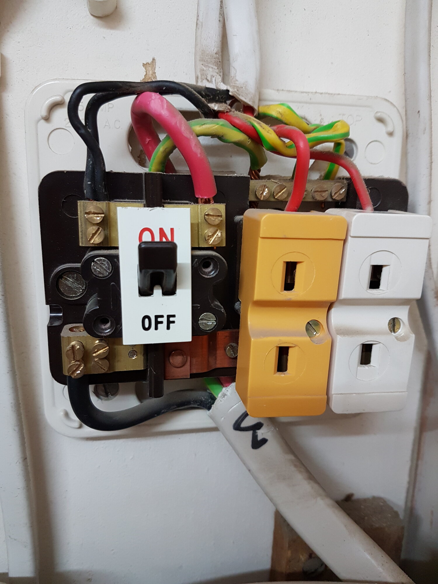 [ElectriciansForums.net] Dodgy trade pictures for your amusement! - 1 Million Views!