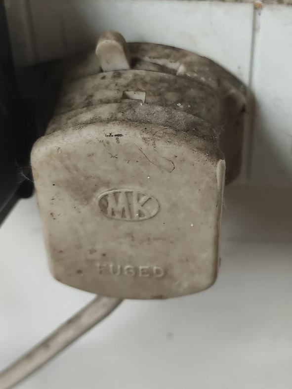 [ElectriciansForums.net] Aged MK plug with switch