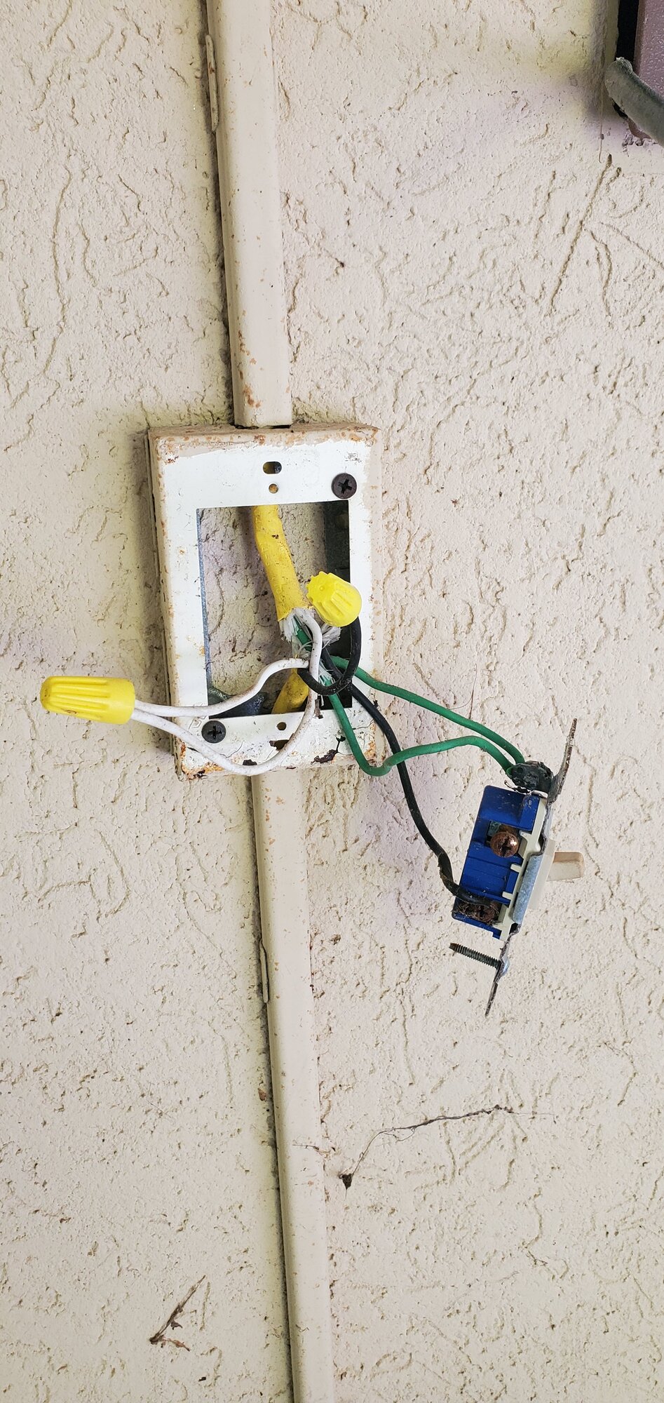 [ElectriciansForums.net] Changing a single outdoor switch plate to a fountain to a combo with an outlet