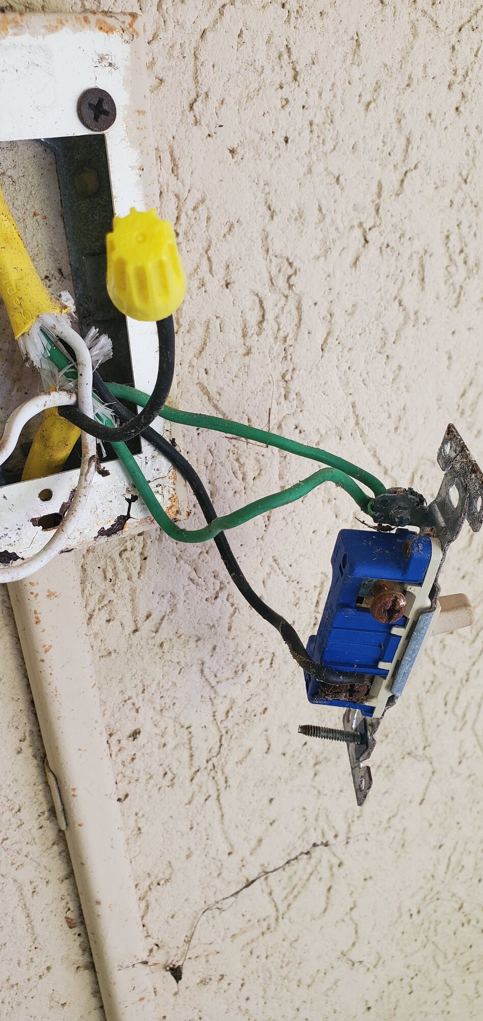 [ElectriciansForums.net] Changing a single outdoor switch plate to a fountain to a combo with an outlet