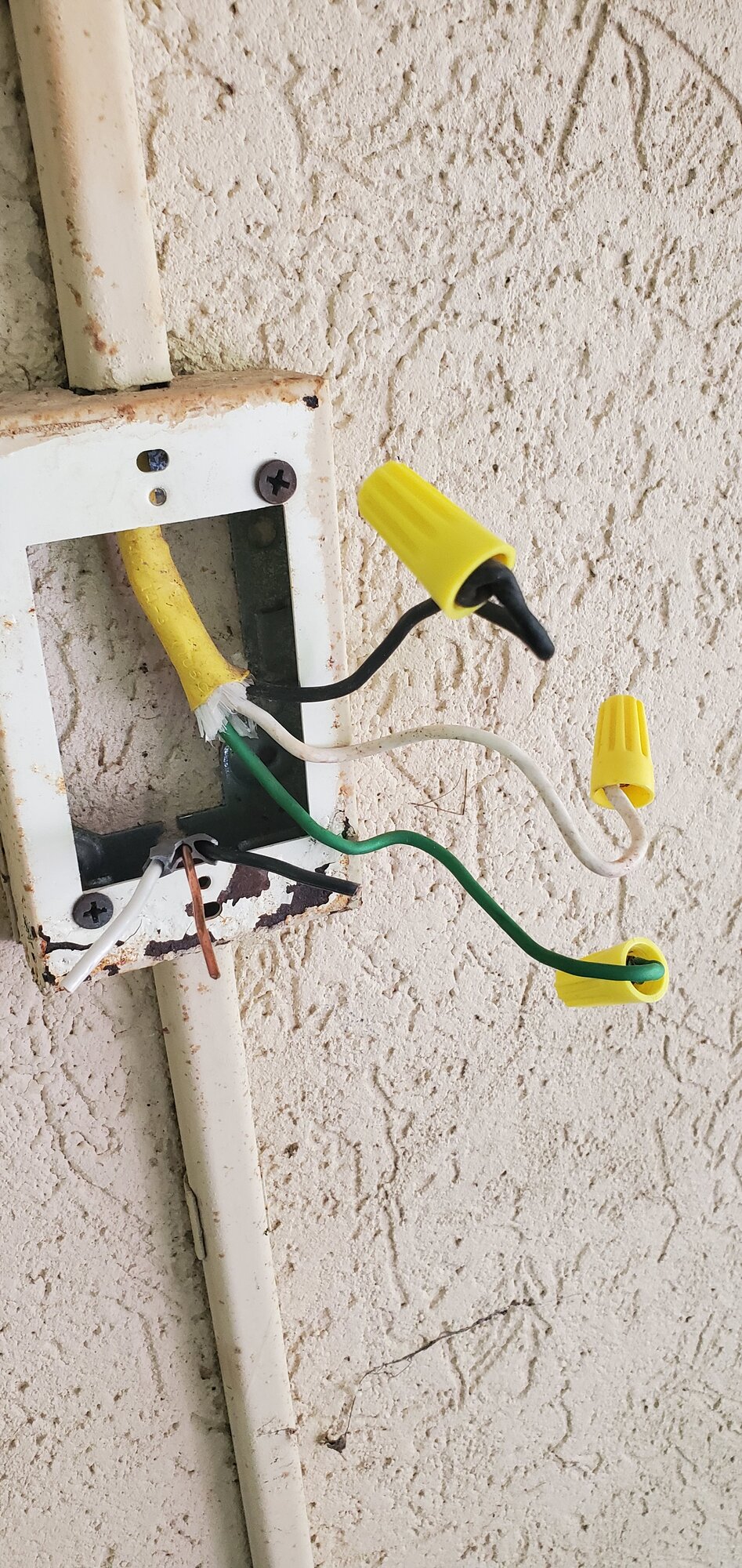 [ElectriciansForums.net] Changing a single outdoor switch plate to a fountain to a combo with an outlet