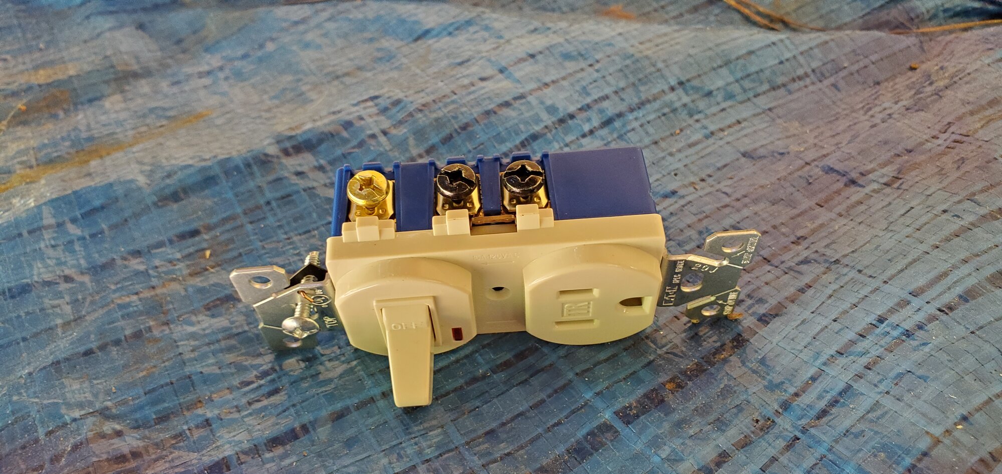 [ElectriciansForums.net] Changing a single outdoor switch plate to a fountain to a combo with an outlet