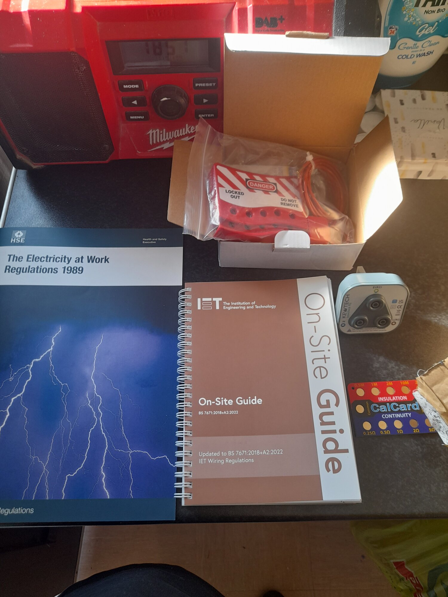 [ElectriciansForums.net] Box of tricks to look more professional eeek.