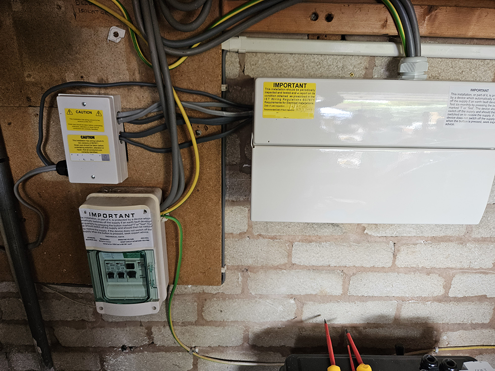 [ElectriciansForums.net] Consumer unit extension wiring