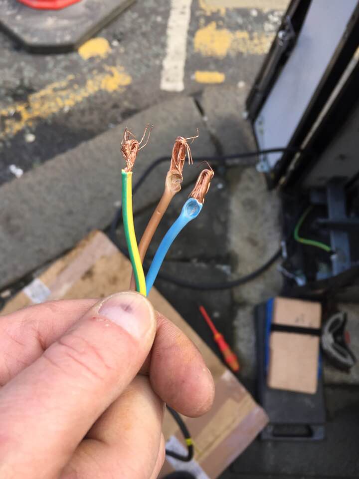 [ElectriciansForums.net] Dodgy trade pictures for your amusement! - 1 Million Views!