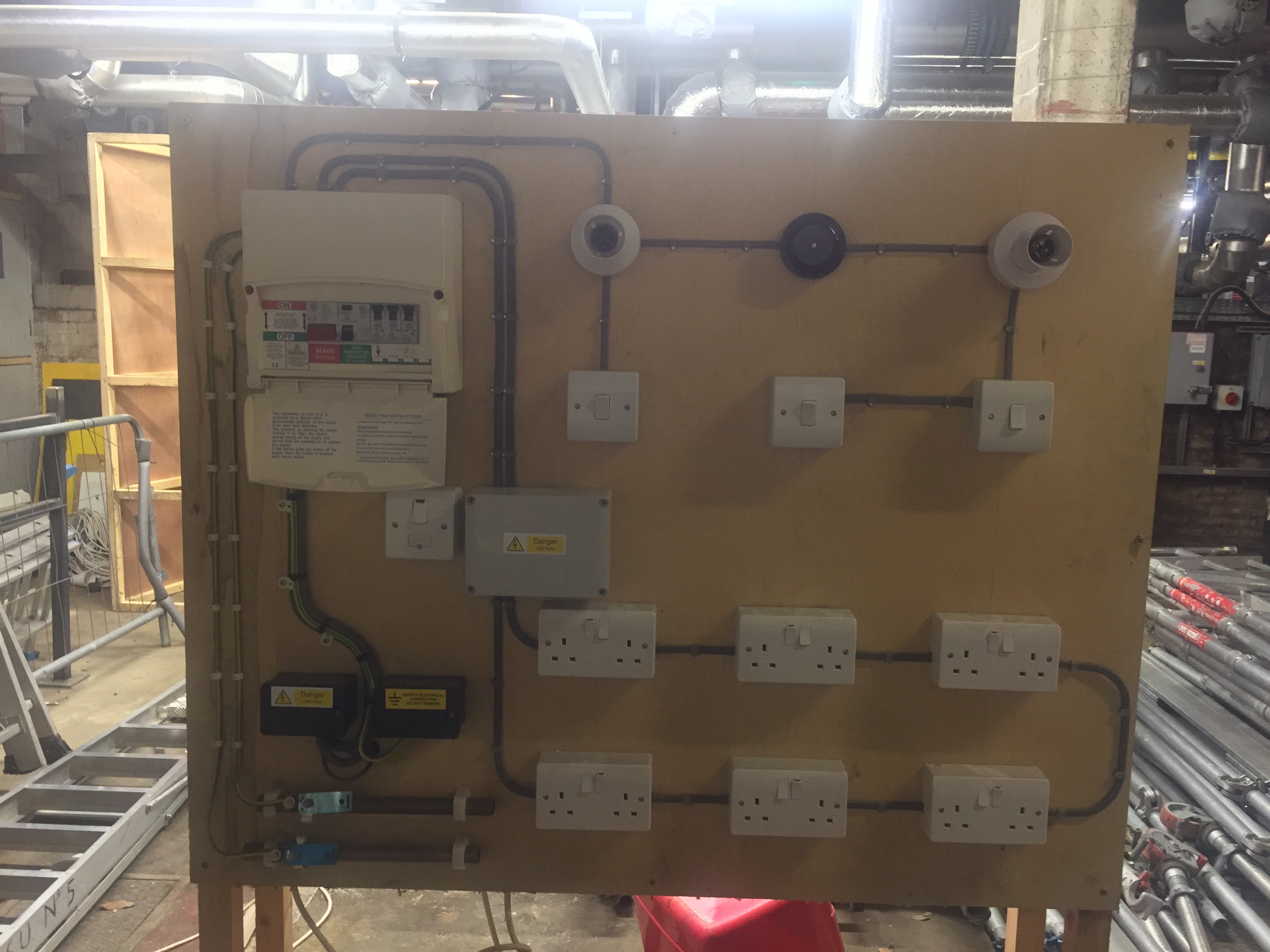 [ElectriciansForums.net] Testing Rig sockets & lights