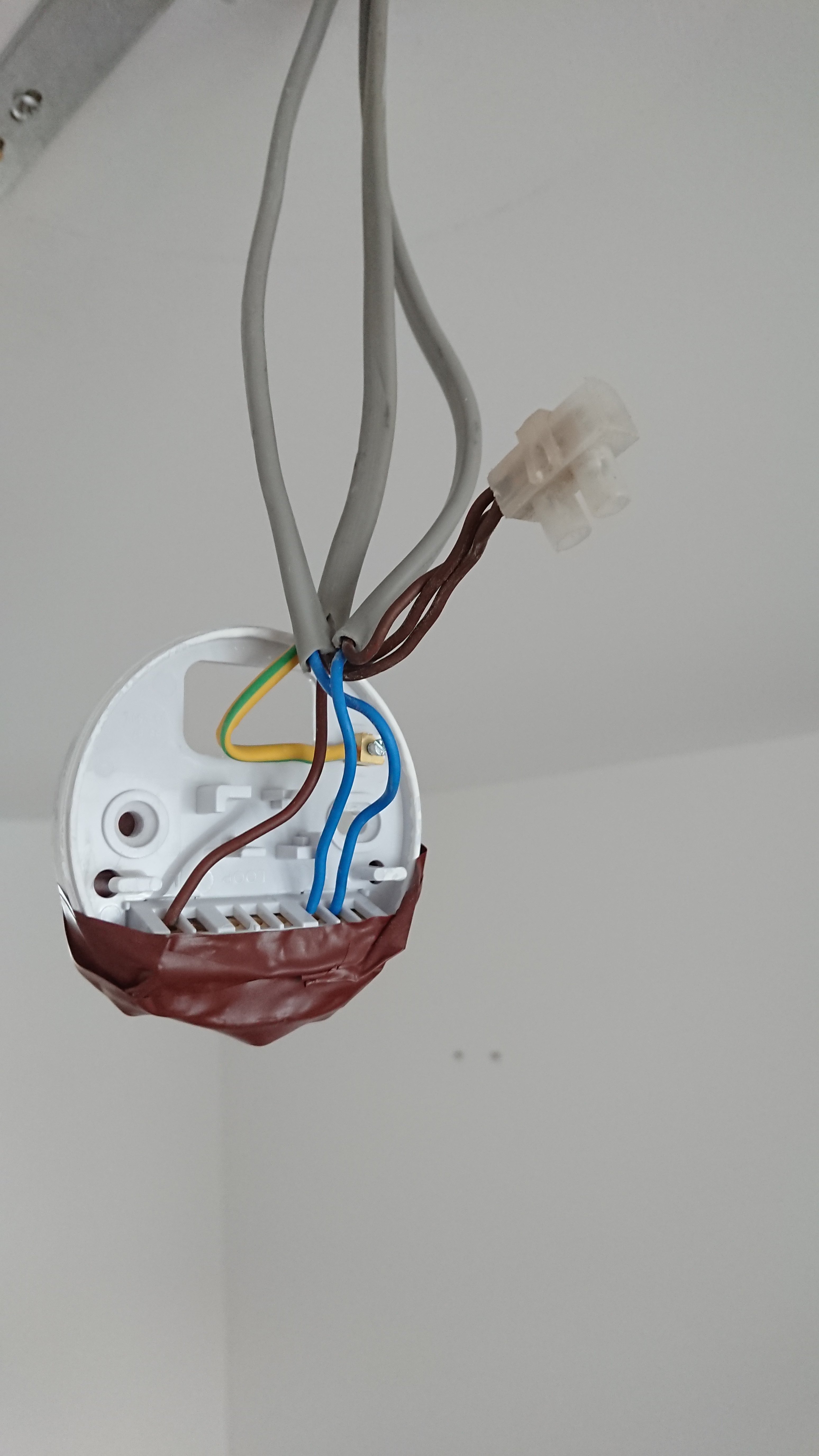 [ElectriciansForums.net] Connecting a ceiling rose back together