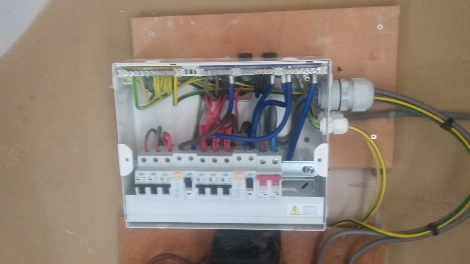 [ElectriciansForums.net] Has this consumer unit been installed correctly?