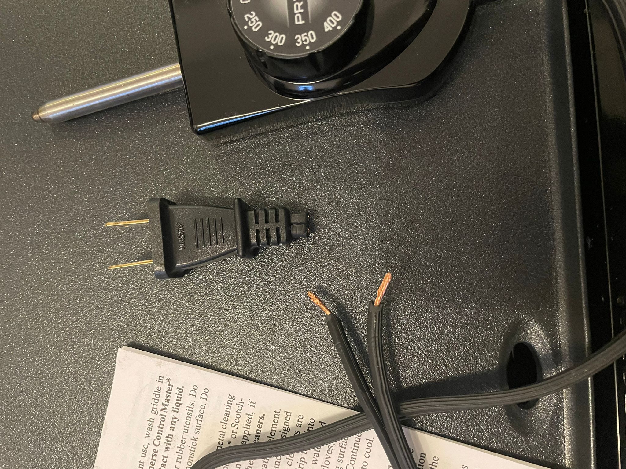 [ElectriciansForums.net] How do I wire this plug up as the wires are not colour coded