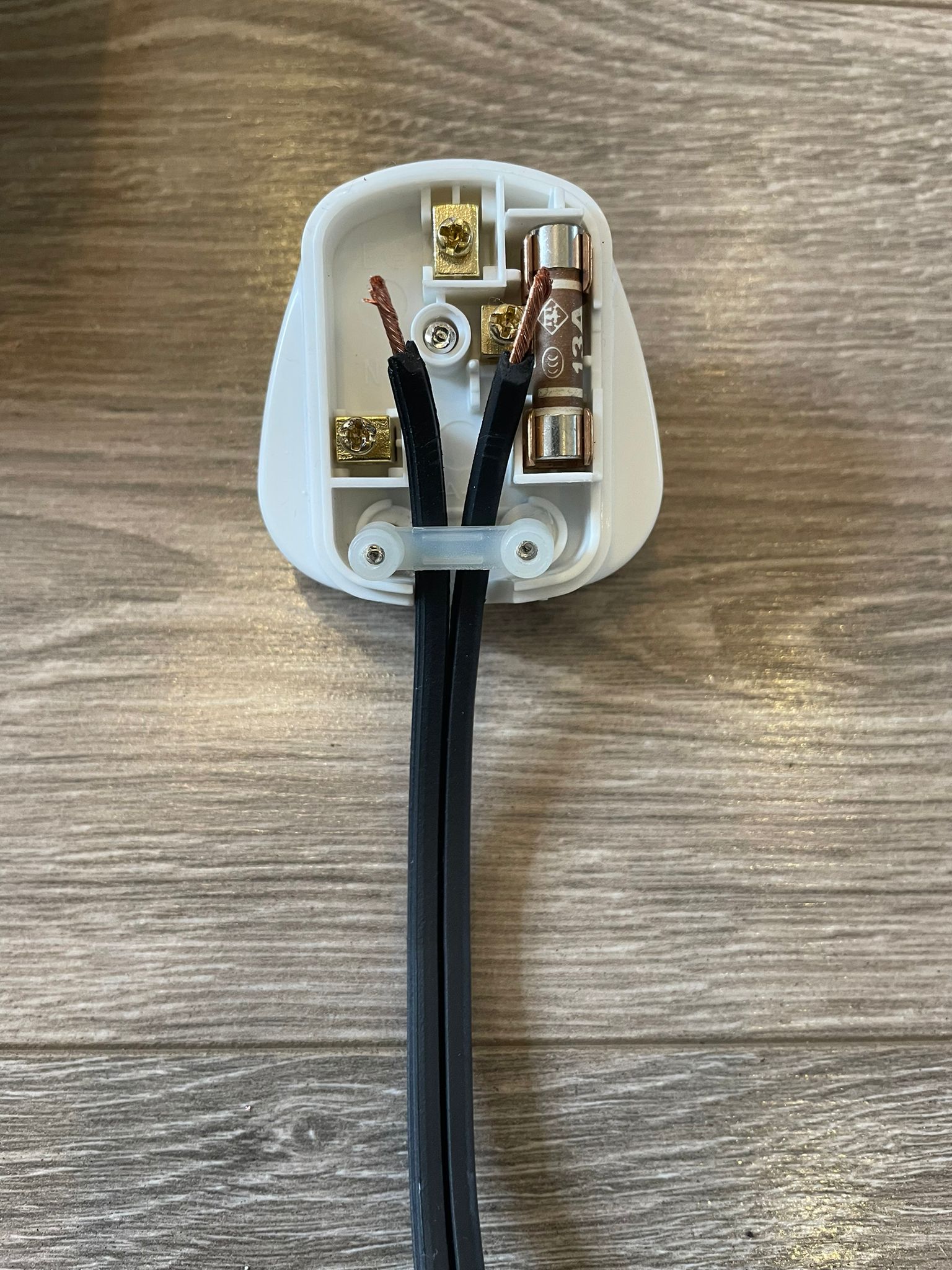 [ElectriciansForums.net] How do I wire this plug up as the wires are not colour coded