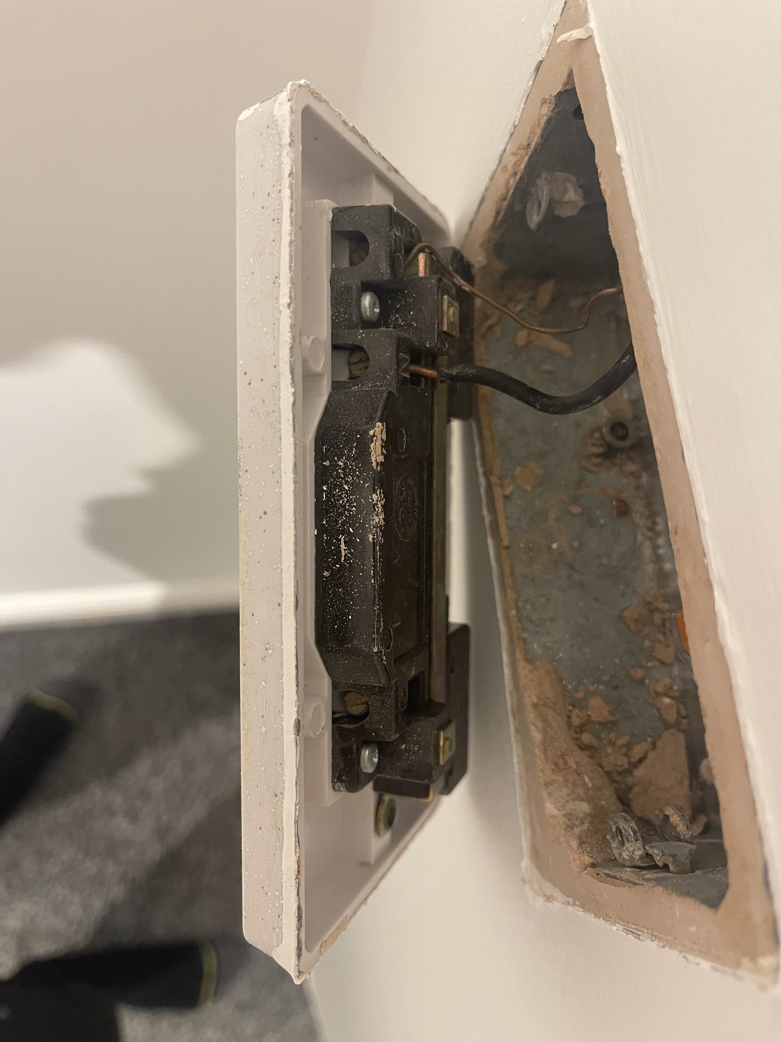 [ElectriciansForums.net] Plug socket disconnected live wire.no power to rest of sockets. Should I reconnect this wire?