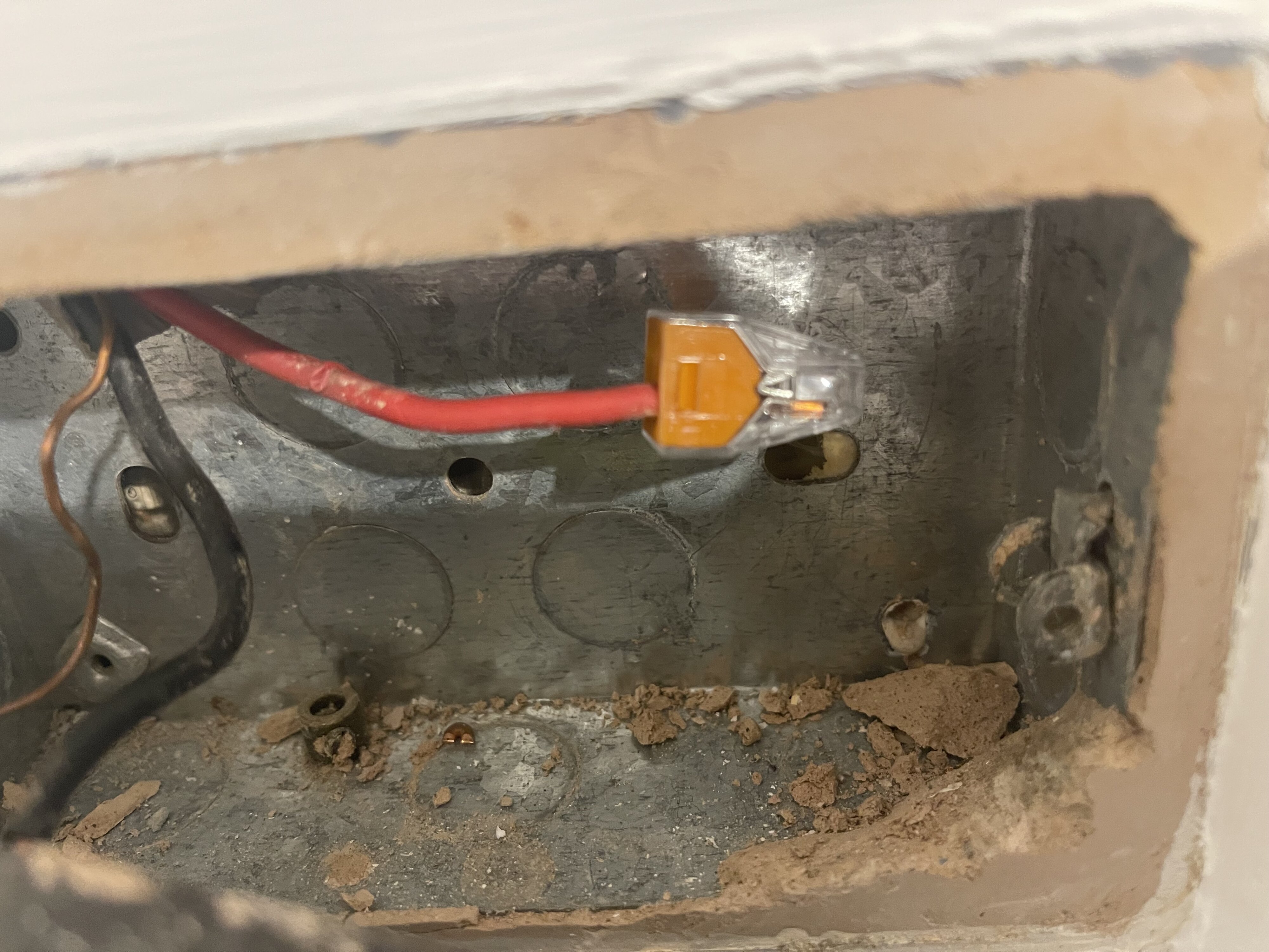 [ElectriciansForums.net] Plug socket disconnected live wire.no power to rest of sockets. Should I reconnect this wire?