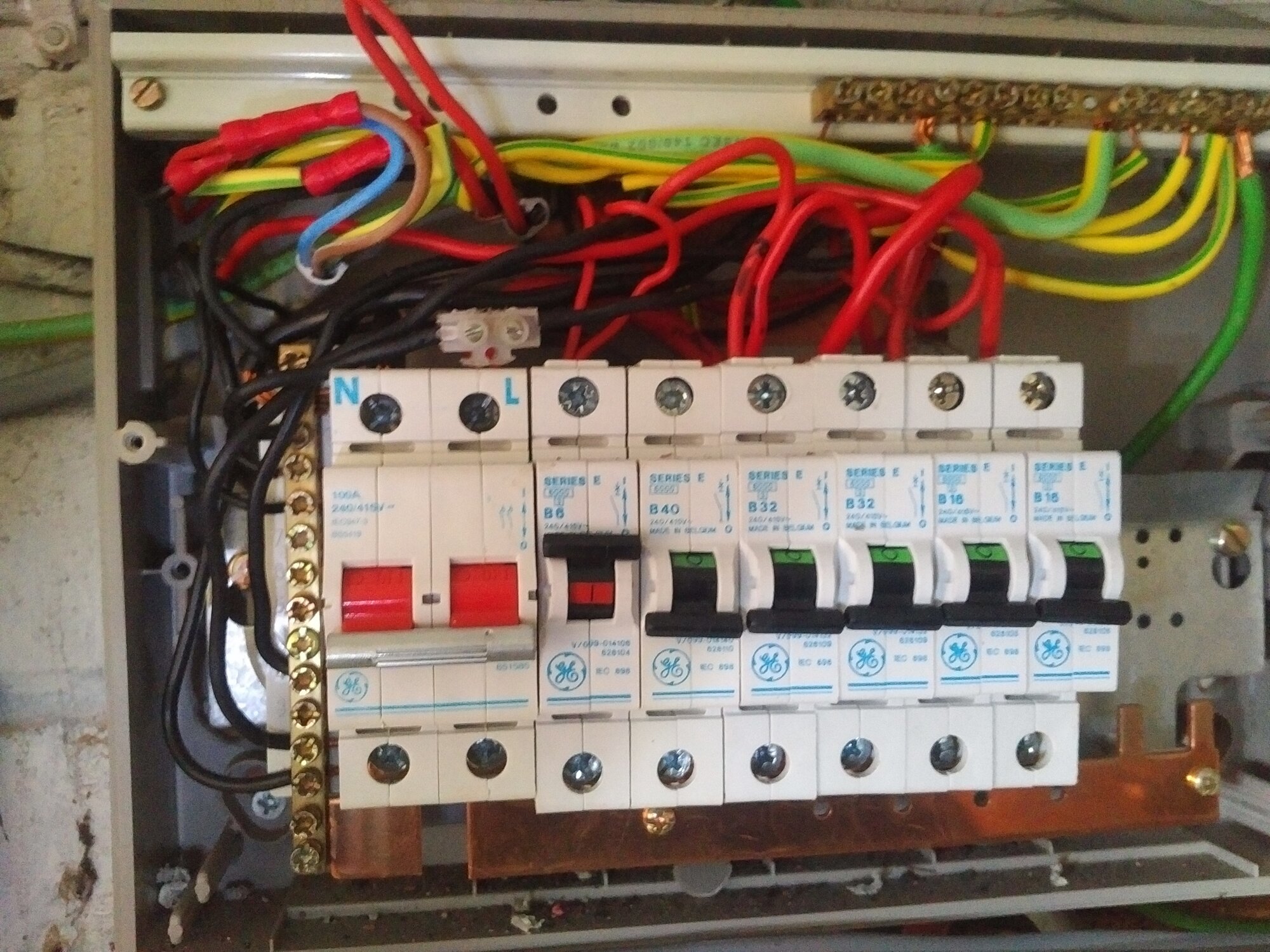 [ElectriciansForums.net] Dodgy trade pictures for your amusement! - 1 Million Views!