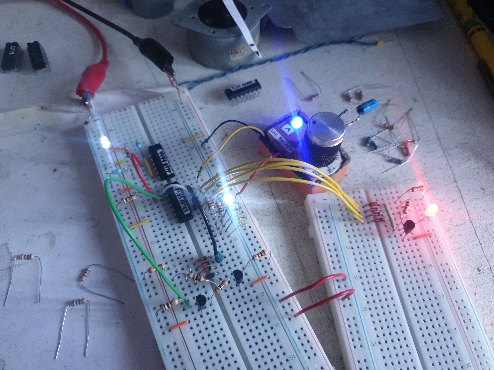 [ElectriciansForums.net] Logic Outputs Problem in 7493 IC