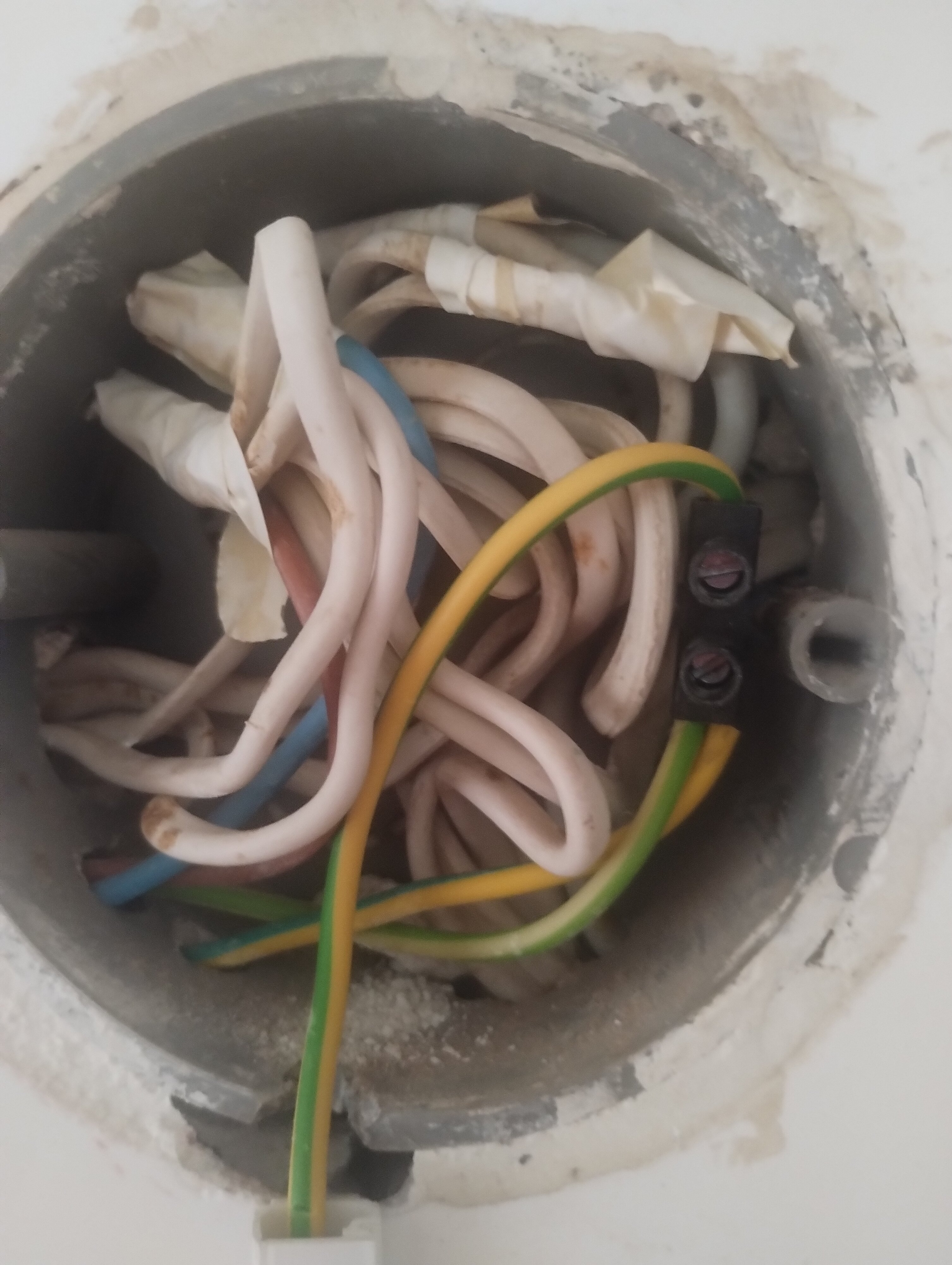 [ElectriciansForums.net] dangers associated with wiring earth to neutral in the consumer unit?