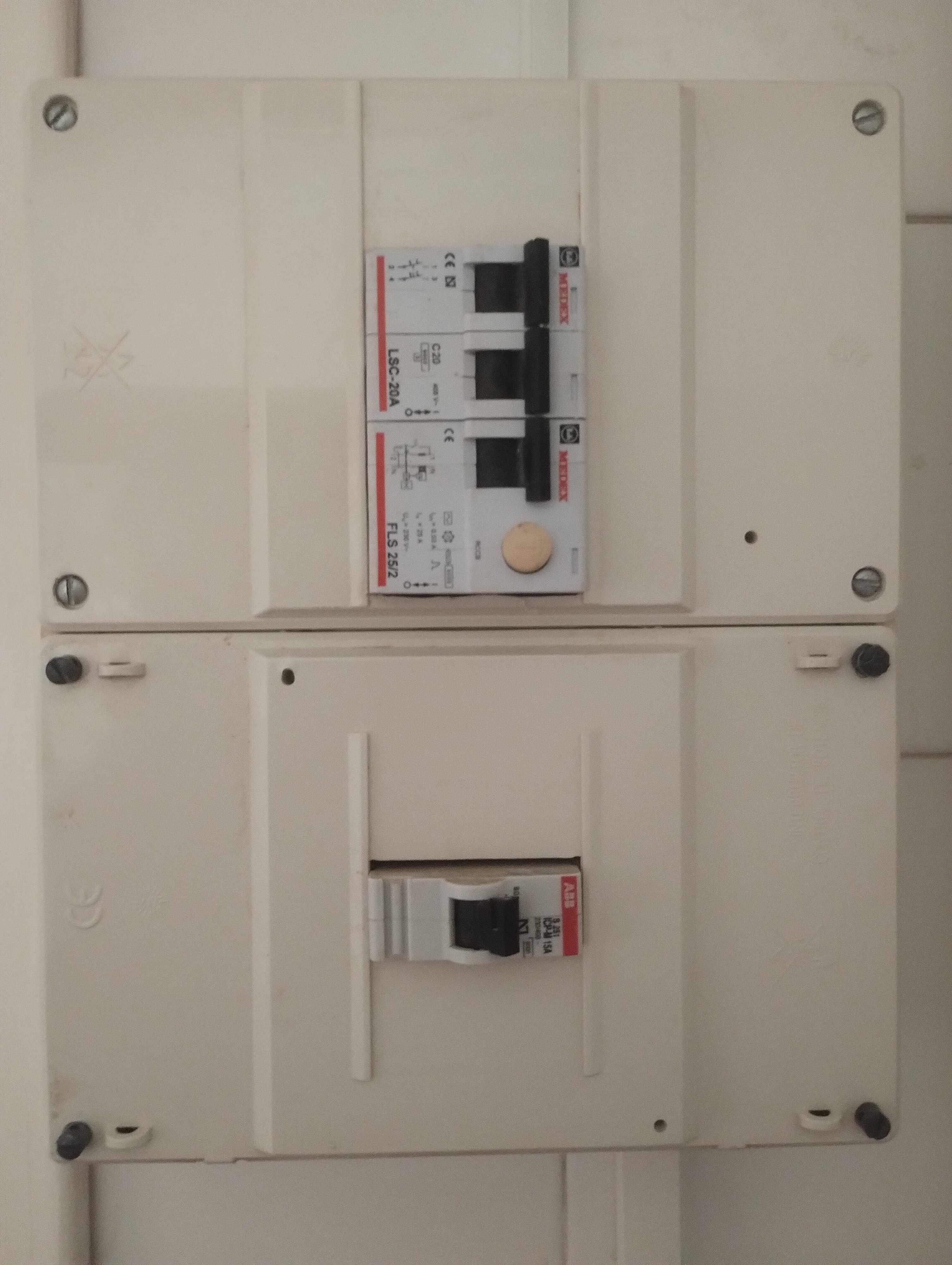 [ElectriciansForums.net] What are the dangers associated with wiring earth to neutral in the consumer unit, due to no earth existing in my apartment?