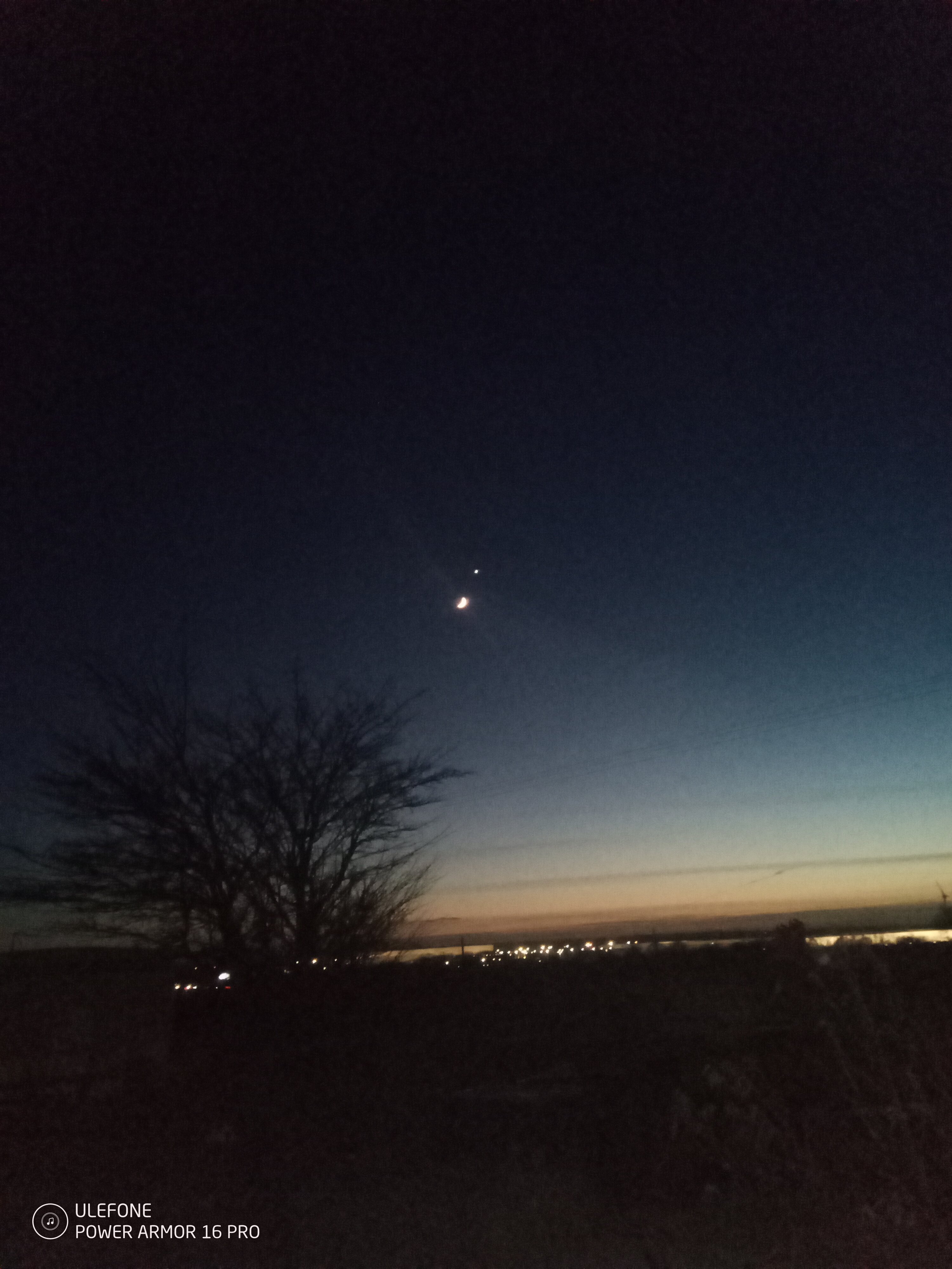 [ElectriciansForums.net] The moon and Venus - last evening.