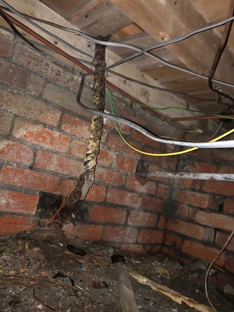 [ElectriciansForums.net] Main electrical supply cable asbestos or other outer insulation?