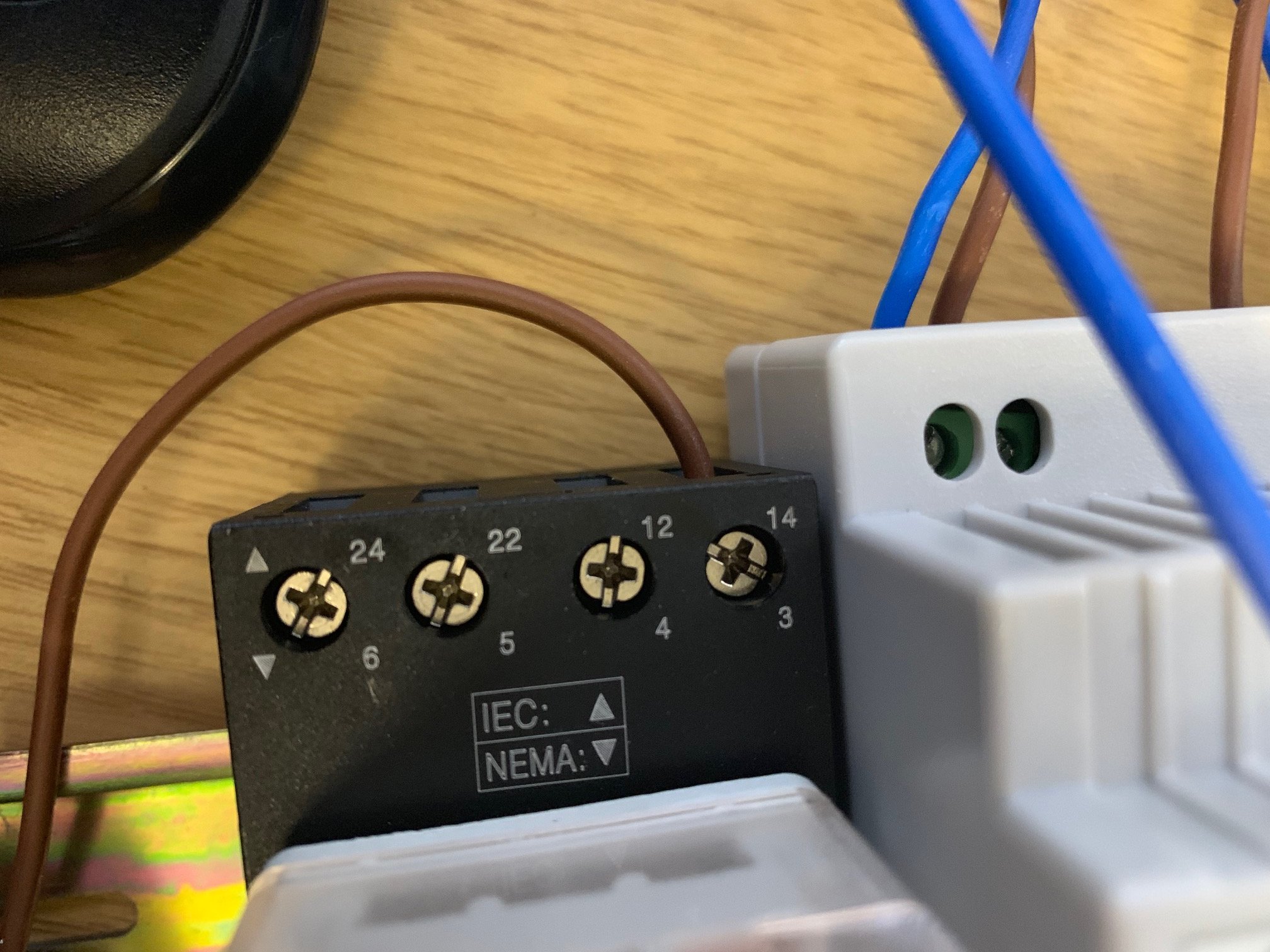 [ElectriciansForums.net] Relpol relay (non-latching) - help needed!