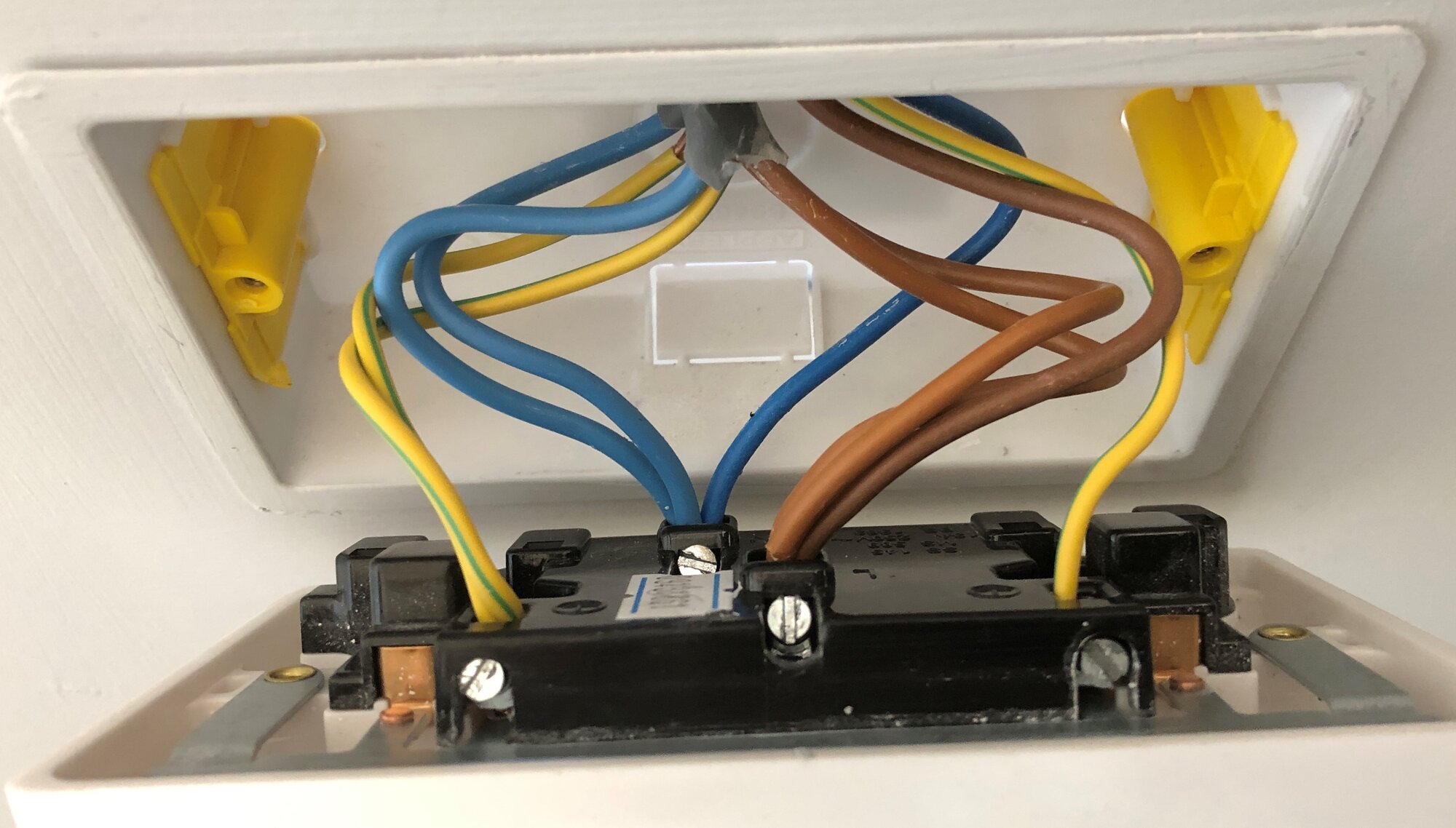 [ElectriciansForums.net] 3 x 2.5mm T&Es into one 13A socket. How do you do it?