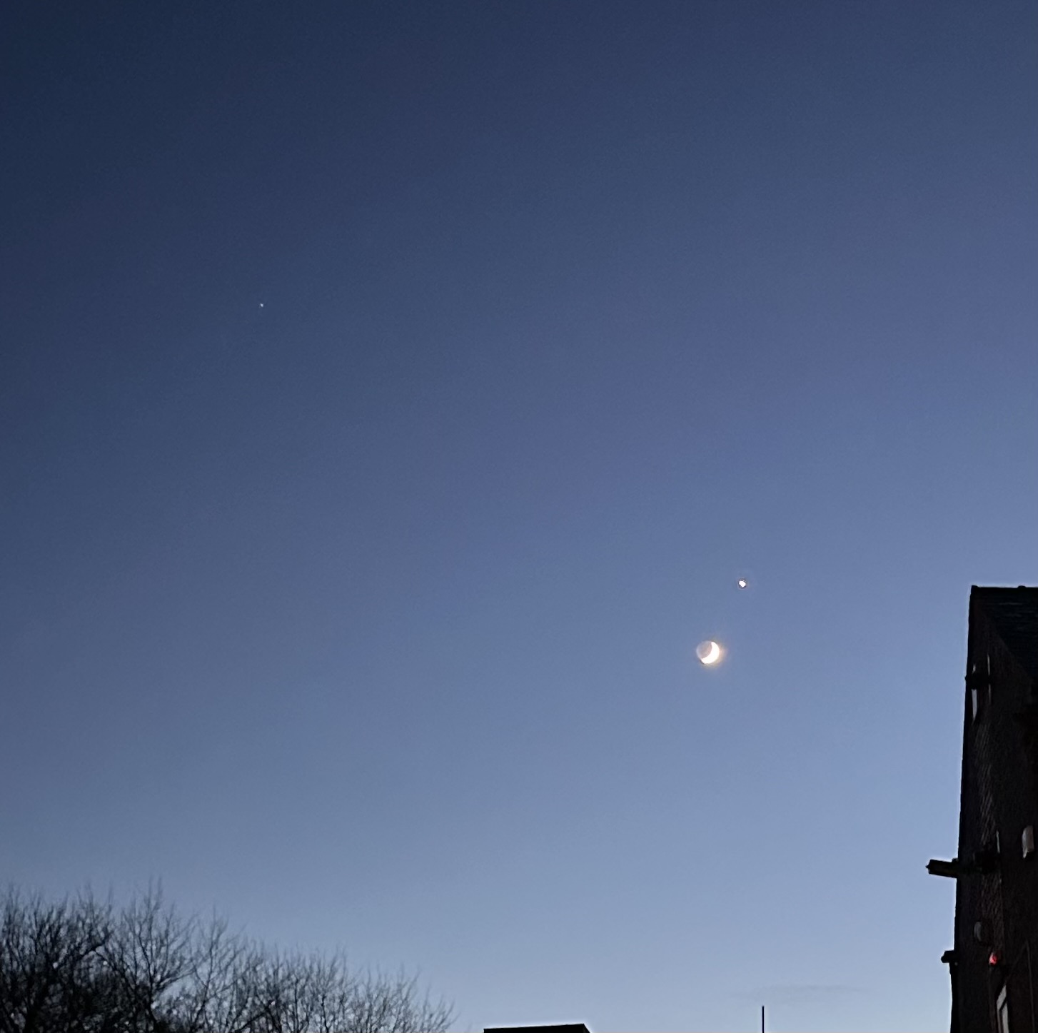 [ElectriciansForums.net] The moon and Venus - last evening.