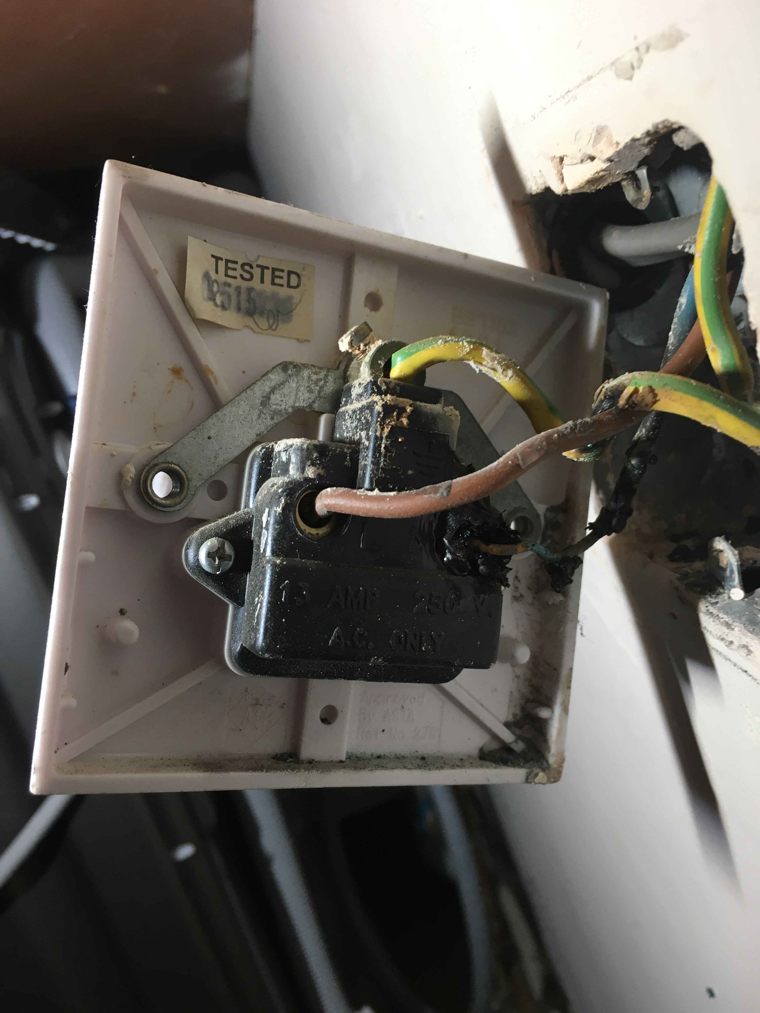 [ElectriciansForums.net] Melted socket, plug and wiring