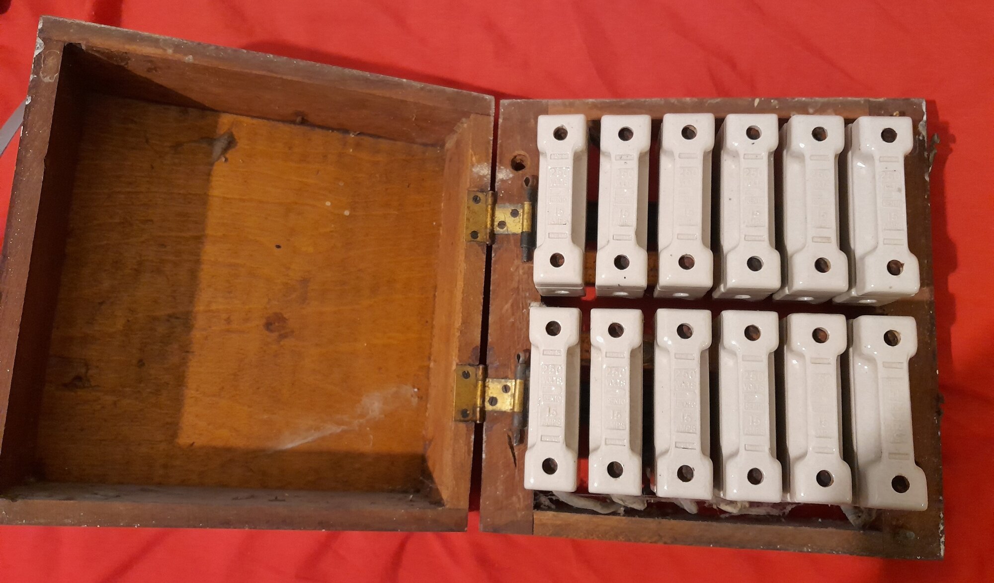 [ElectriciansForums.net] Interesting old wooden fusebox