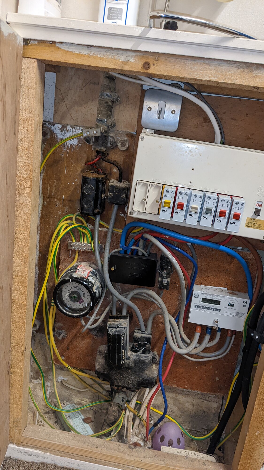 [ElectriciansForums.net] Dodgy trade pictures for your amusement! - 1 Million Views!