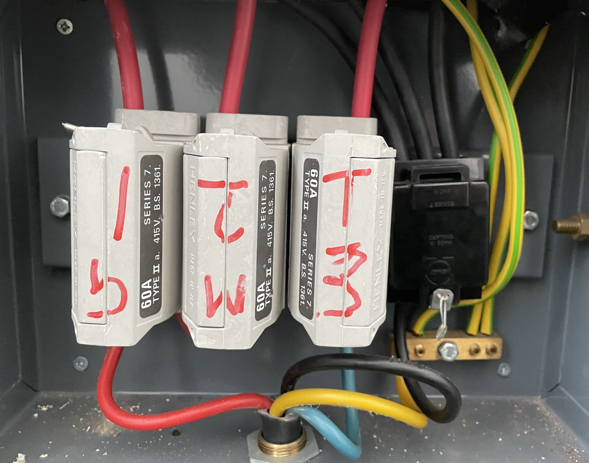 [ElectriciansForums.net] Cut out mess - who is responsible?