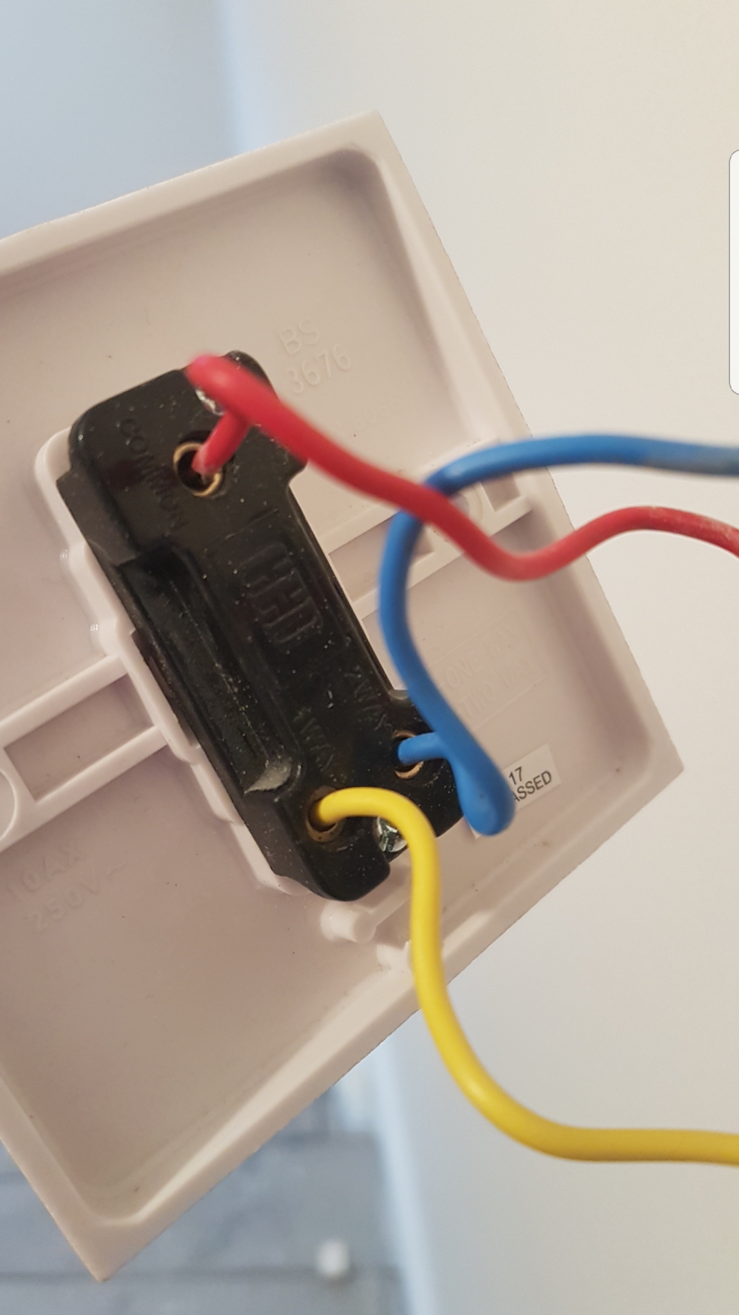 [ElectriciansForums.net] 2 way switches not working