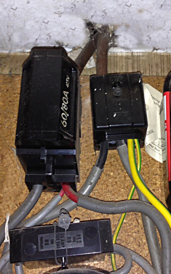 [ElectriciansForums.net] Earthing Cable Sticking Out Of Neutral Henry Block?