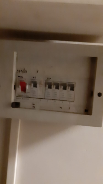 [ElectriciansForums.net] Identify consumer unit/MCBs