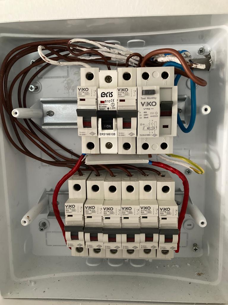 [ElectriciansForums.net] Dodgy trade pictures for your amusement! - 1 Million Views!