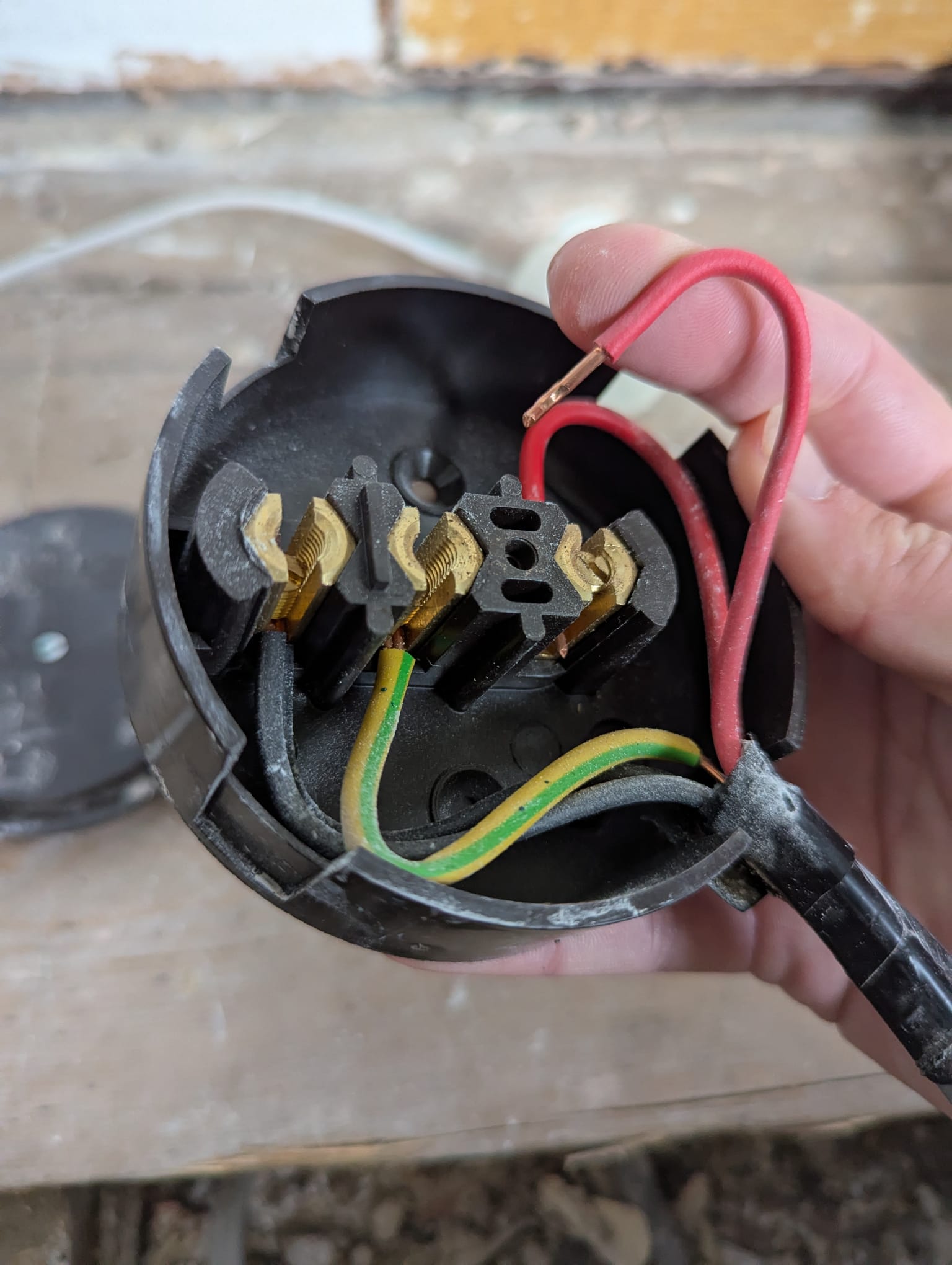 [ElectriciansForums.net] Is this 70s wiring the equivalent of 4mm T&E