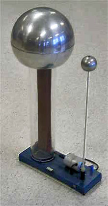 220px-Van_de_graaff_generator_sm.jpg