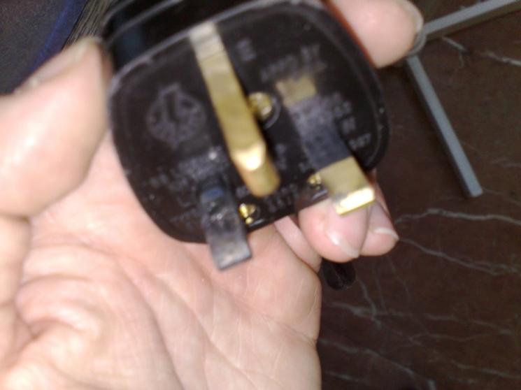 Burnt%20out%20pin%20on%20a%2013%20amp%20plug.jpg