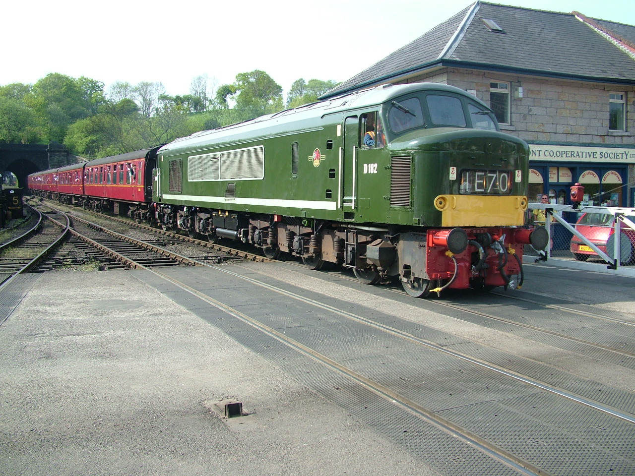 Class_46_D182_at_Grosmont_10th_May_2008.jpg