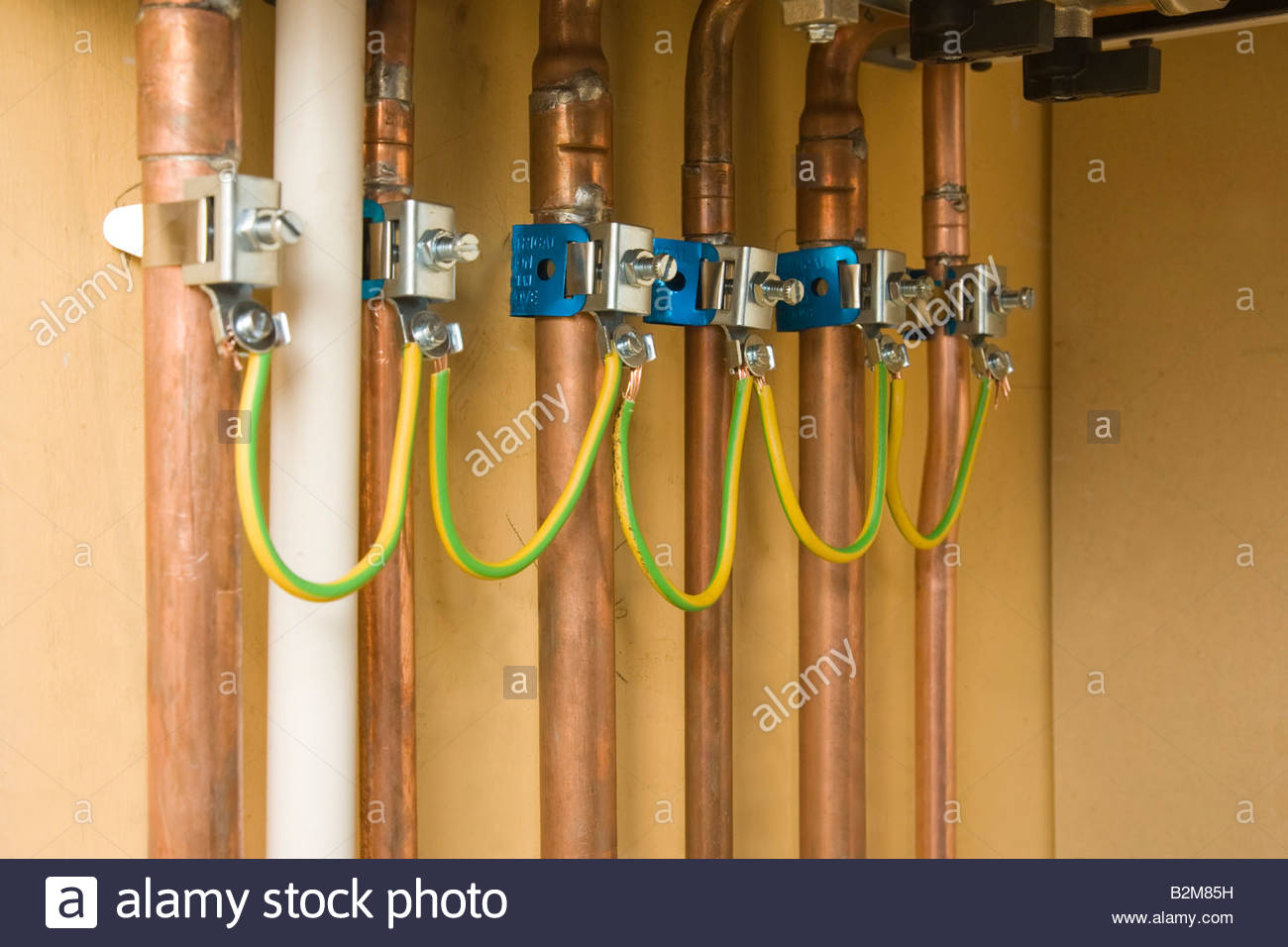 earth-bonding-wires-on-central-heating-pipes-B2M85H.jpg