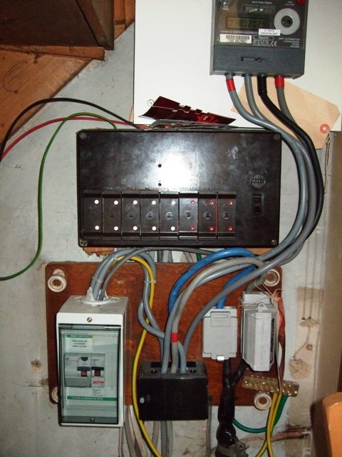 Fuse Box[1].JPG