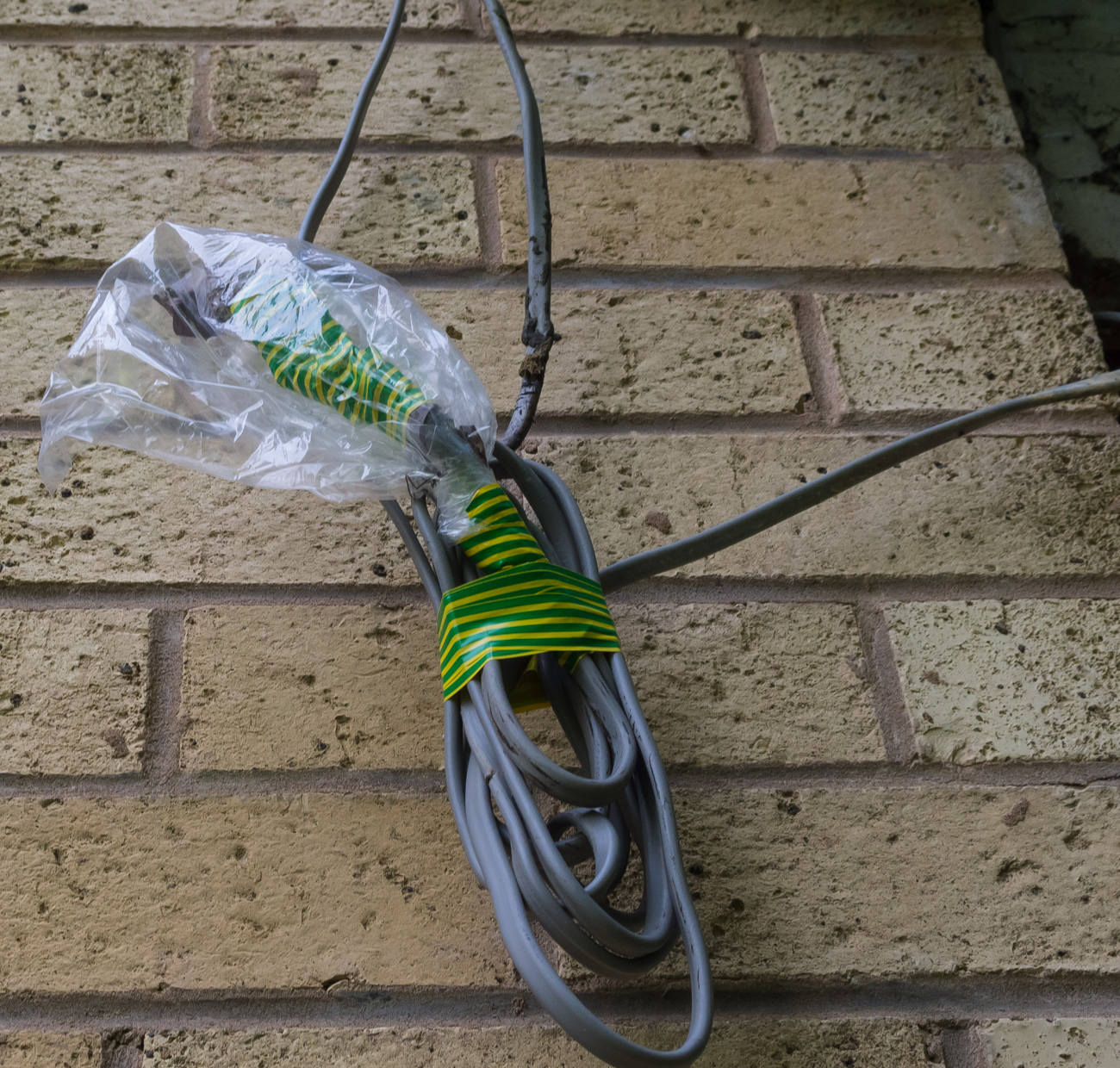 PRESENT  CABLES OUTSIDE C BLOCK.jpg